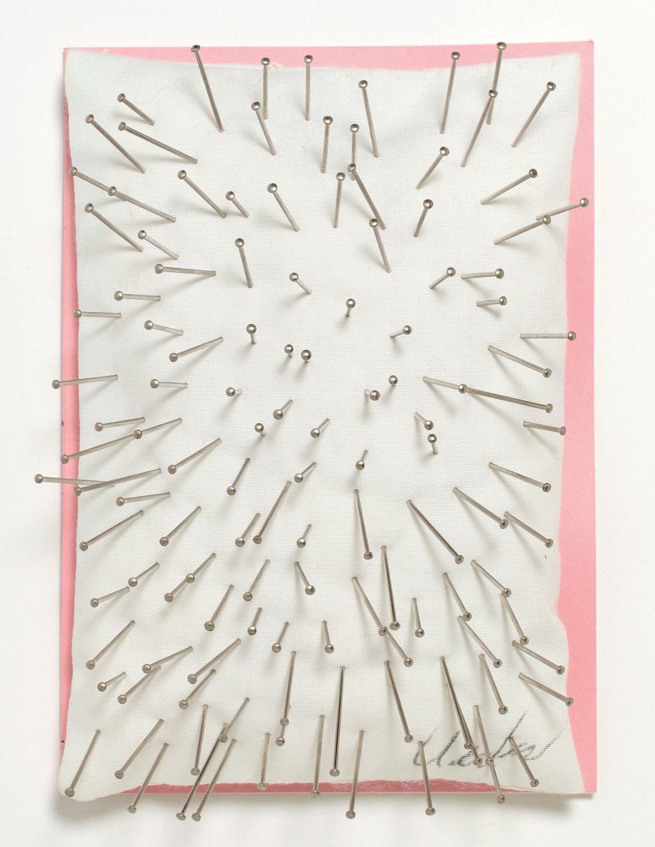 Auf diesem Bild ist das folgende Kunstwerk zu sehen: Günther Uecker. „Hommage à Achim von Arnim und Clemens von Brentano“. 1969.