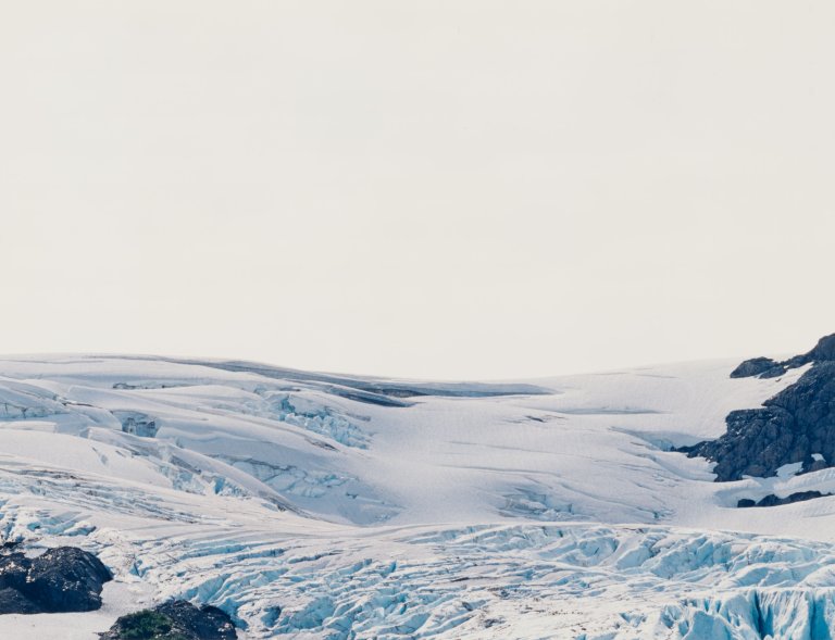 Auf diesem Bild ist das folgende Kunstwerk zu sehen: Axel Hütte. „Explorer Glacier“ III, Alaska. 1999.