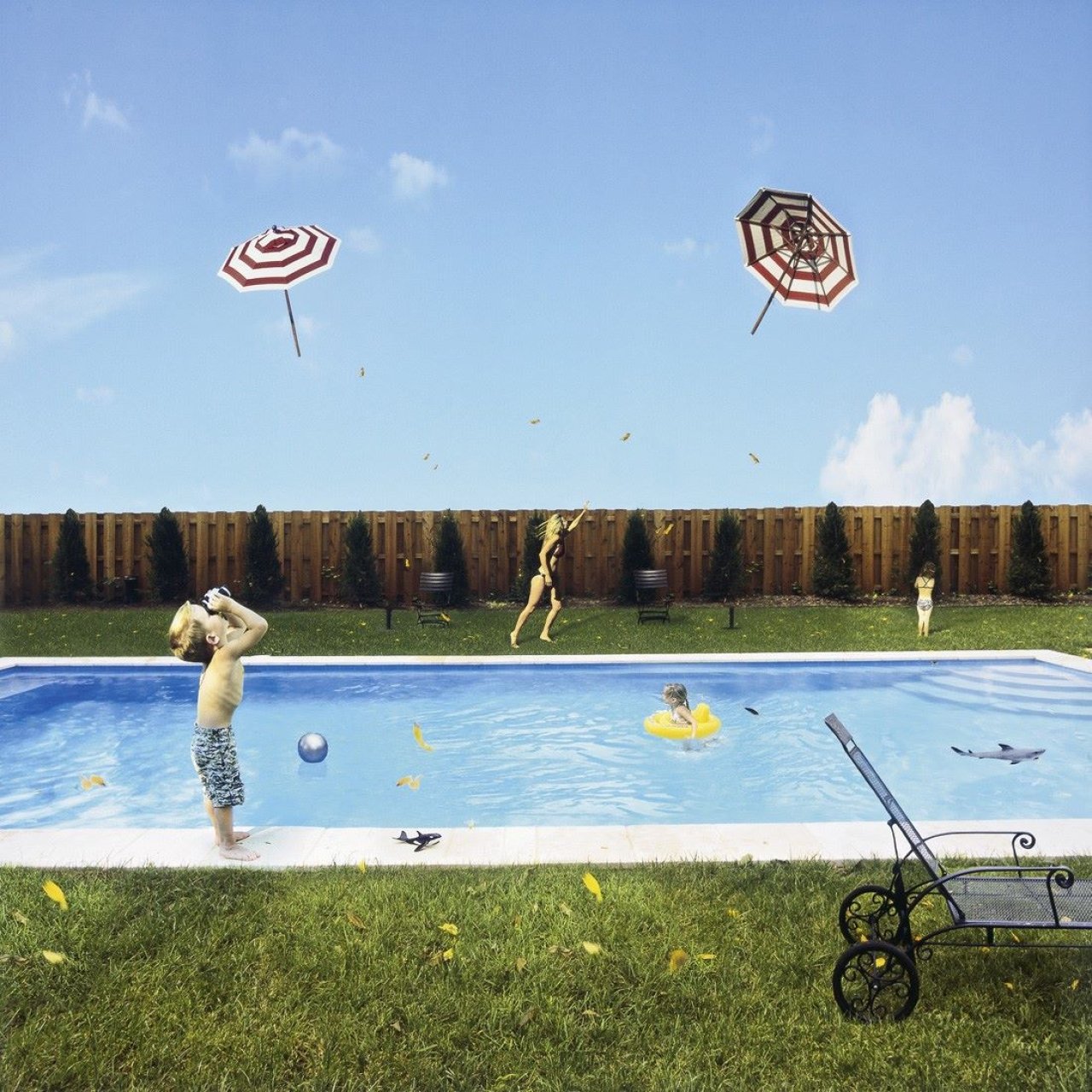 Auf diesem Bild ist das folgende Kunstwerk zu sehen: Julie Blackmon. „Flying Umbrellas“. 2007.