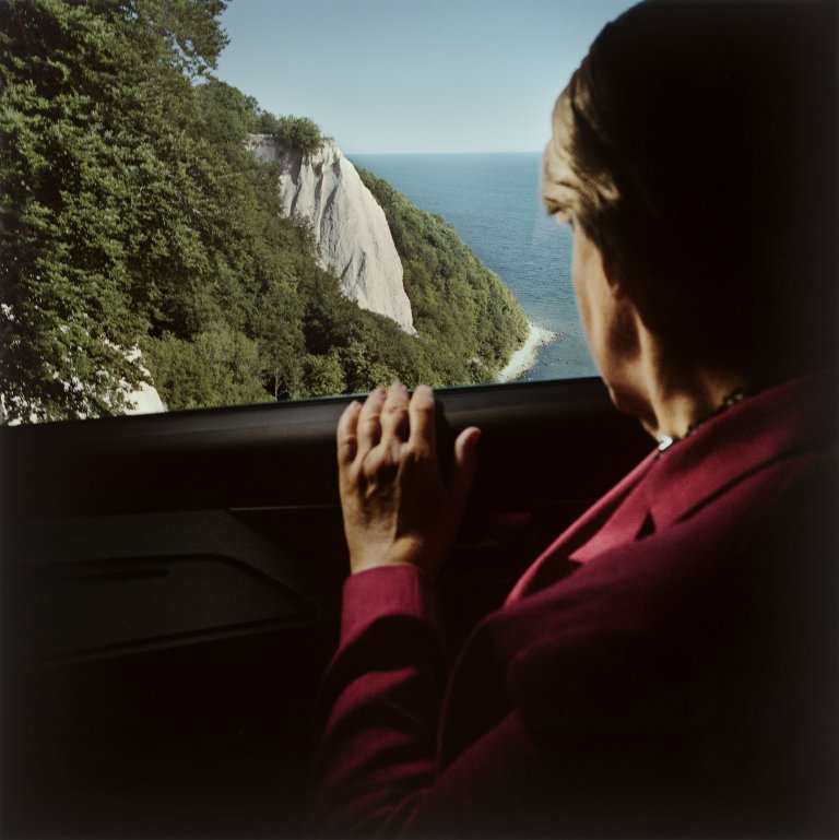 Auf diesem Bild ist das folgende Kunstwerk zu sehen: Andreas Mühe. „Viktoriasicht am Kreidefelsen“, aus der Serie „A.M. – Eine Deutschlandreise“, 2013.