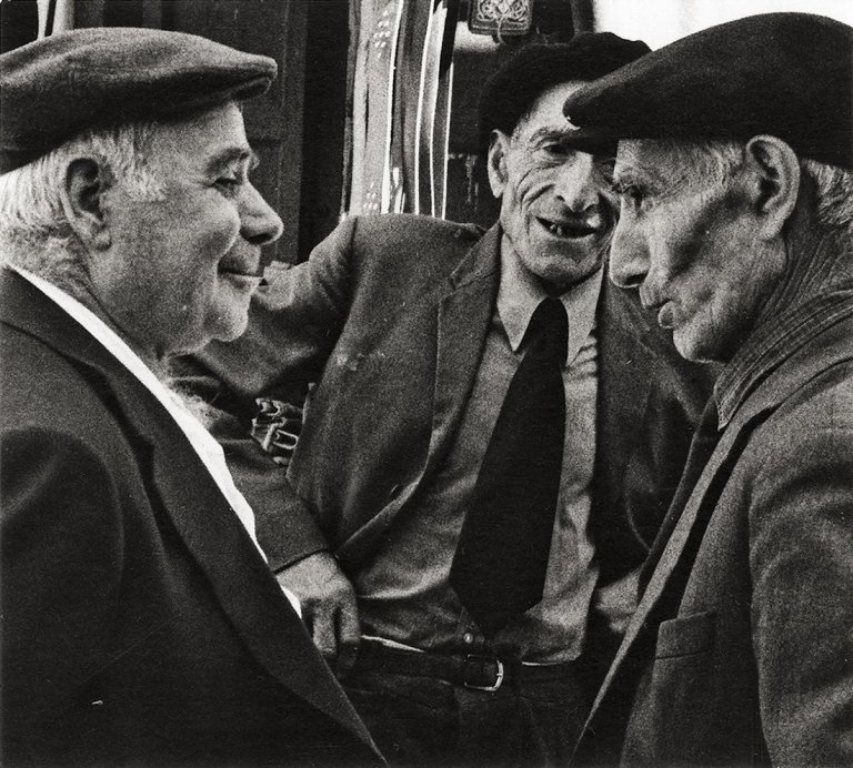 Auf diesem Bild ist das folgende Kunstwerk zu sehen: Leonard Freed. „Sicily - Italy“. 1974.