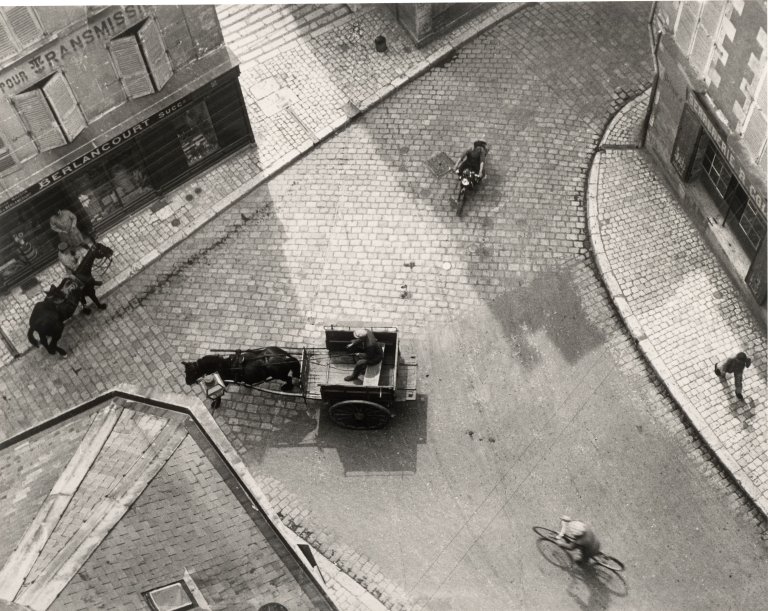 Auf diesem Bild ist das folgende Kunstwerk zu sehen: André  Kertész. Carrefour, Blois. 1930.
