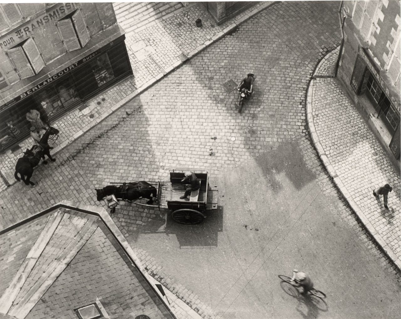 Auf diesem Bild ist das folgende Kunstwerk zu sehen: André  Kertész. Carrefour, Blois. 1930.