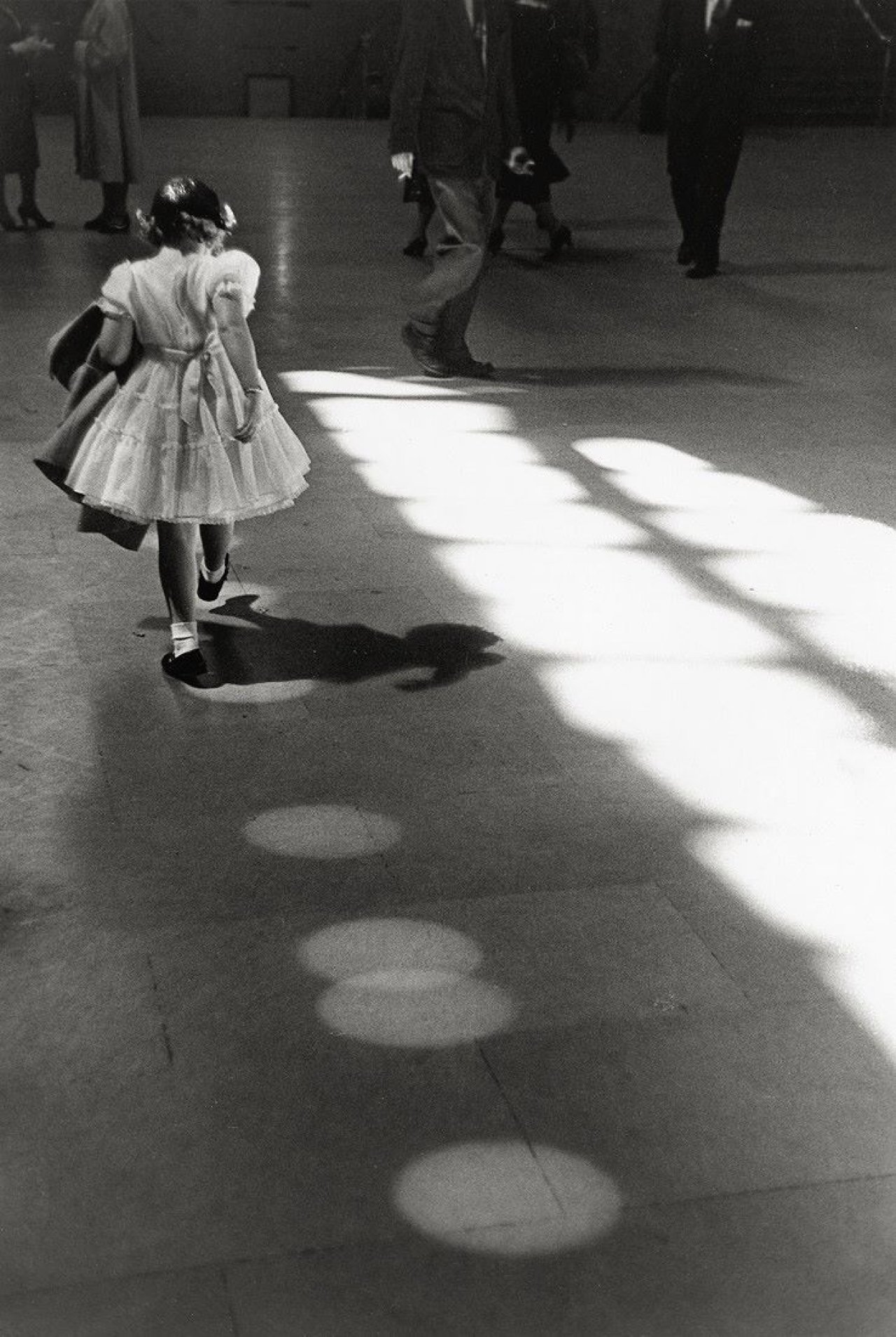 Auf diesem Bild ist das folgende Kunstwerk zu sehen: Louis Stettner. Little Girl, „Penn Station“. 1958.