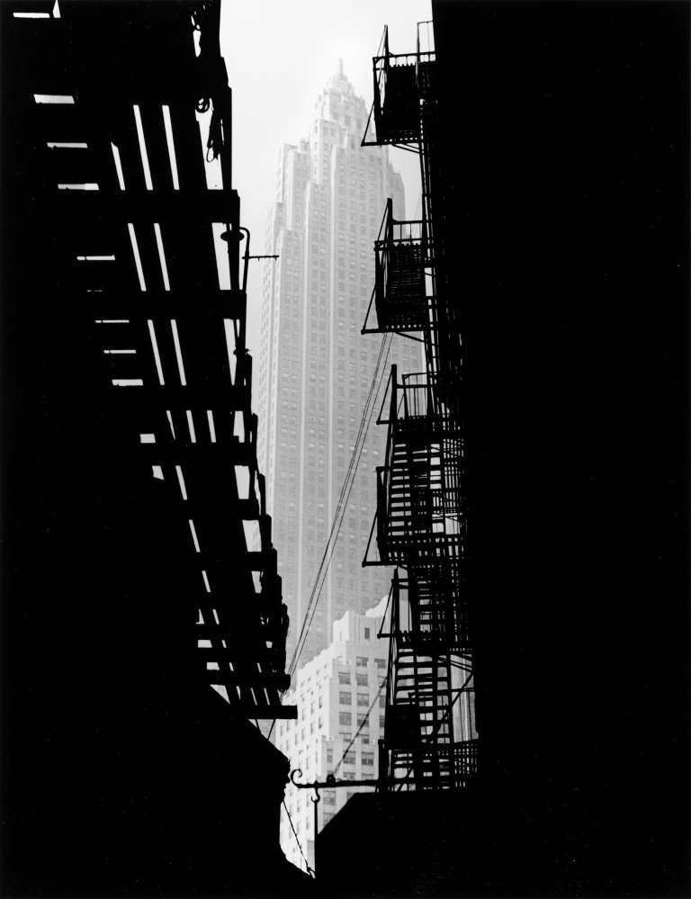 Auf diesem Bild ist das folgende Kunstwerk zu sehen: Andreas Feininger. „Cities Service Building“. 1940.