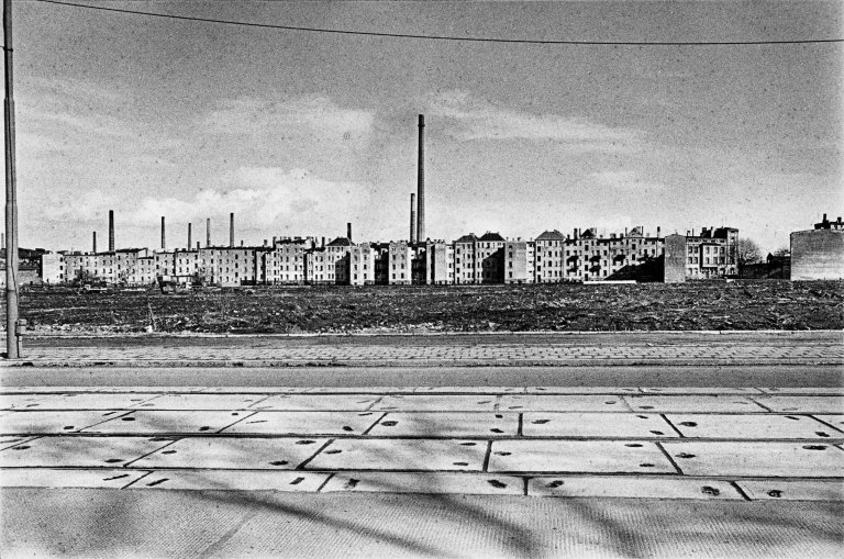 Auf diesem Bild ist das folgende Kunstwerk zu sehen: Evelyn Richter. „Magdeburg“. 1968.
