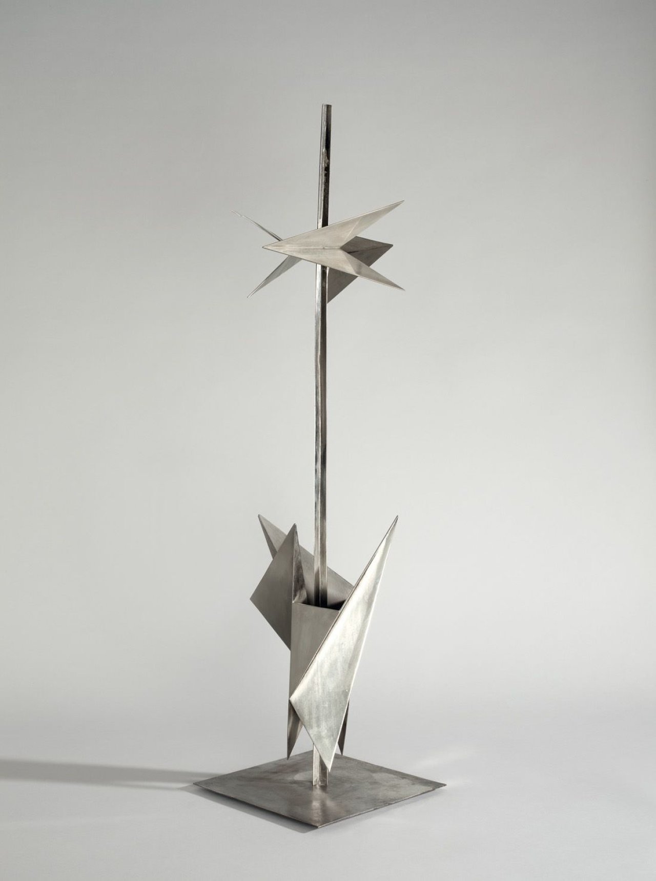 This picture shows the following artwork: Hermann Glöckner. Mast mit zwei Faltungszonen (Modell). 1975.