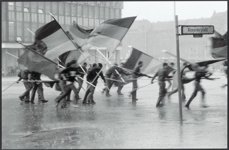 Auf diesem Bild ist das folgende Kunstwerk zu sehen: Harald Hauswald. „Berlin, 1. Mai“. 1987.