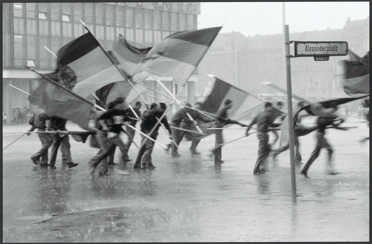 Auf diesem Bild ist das folgende Kunstwerk zu sehen: Harald Hauswald. „Berlin, 1. Mai“. 1987.