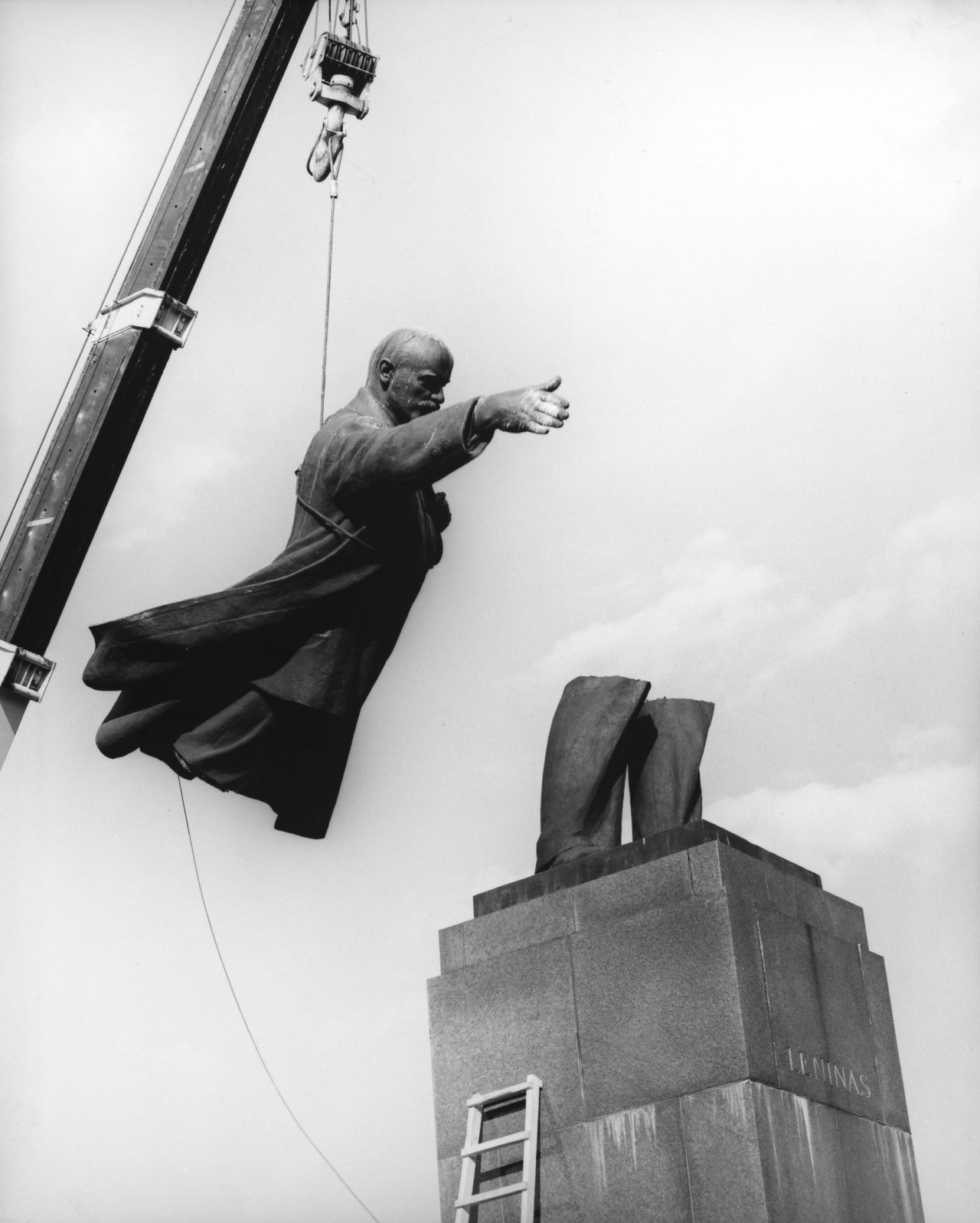 Auf diesem Bild ist das folgende Kunstwerk zu sehen: Antanas Sutkus. „Vilnius“. 1991.