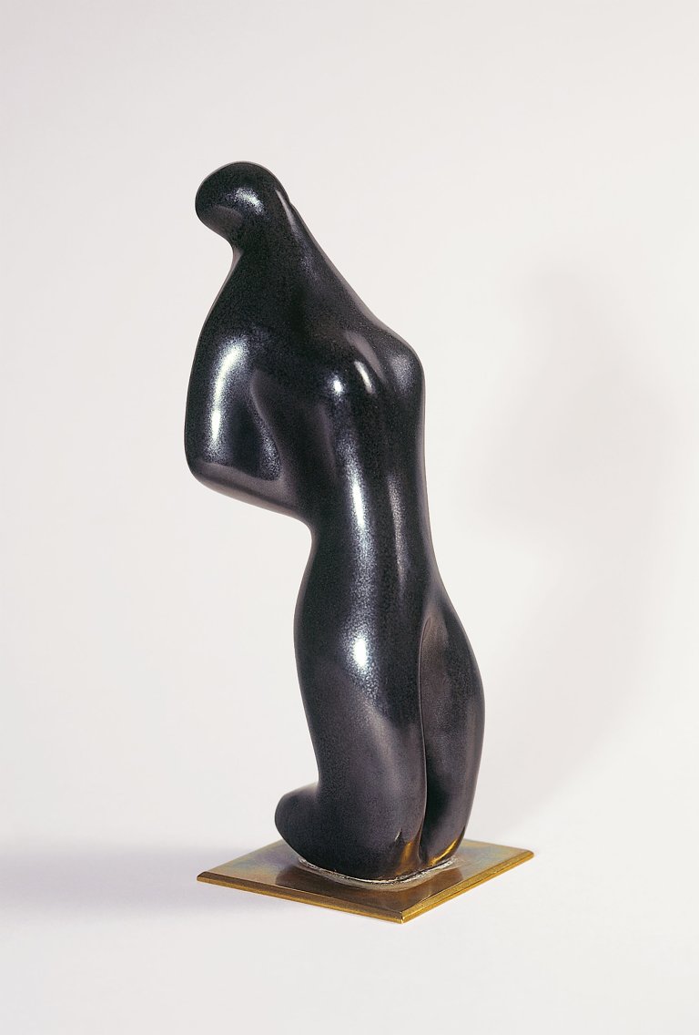 Auf diesem Bild ist das folgende Kunstwerk zu sehen: Bernhard Heiliger. „Kleine knieende Figur (Kleine Figurine)“. 1950.