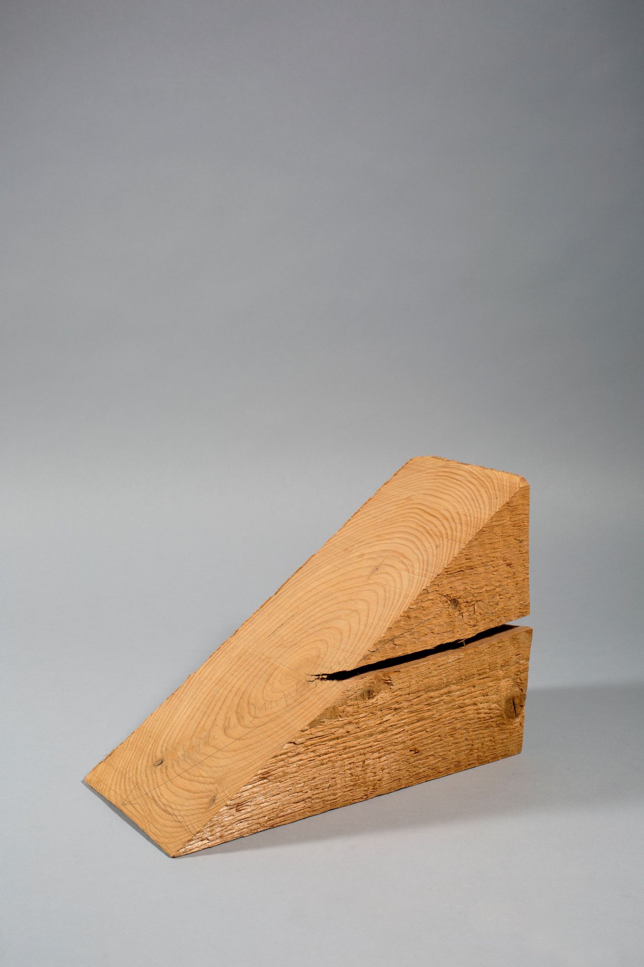 Auf diesem Bild ist das folgende Kunstwerk zu sehen: Joseph Beuys. „hier Ende der Implosion“. 1974.