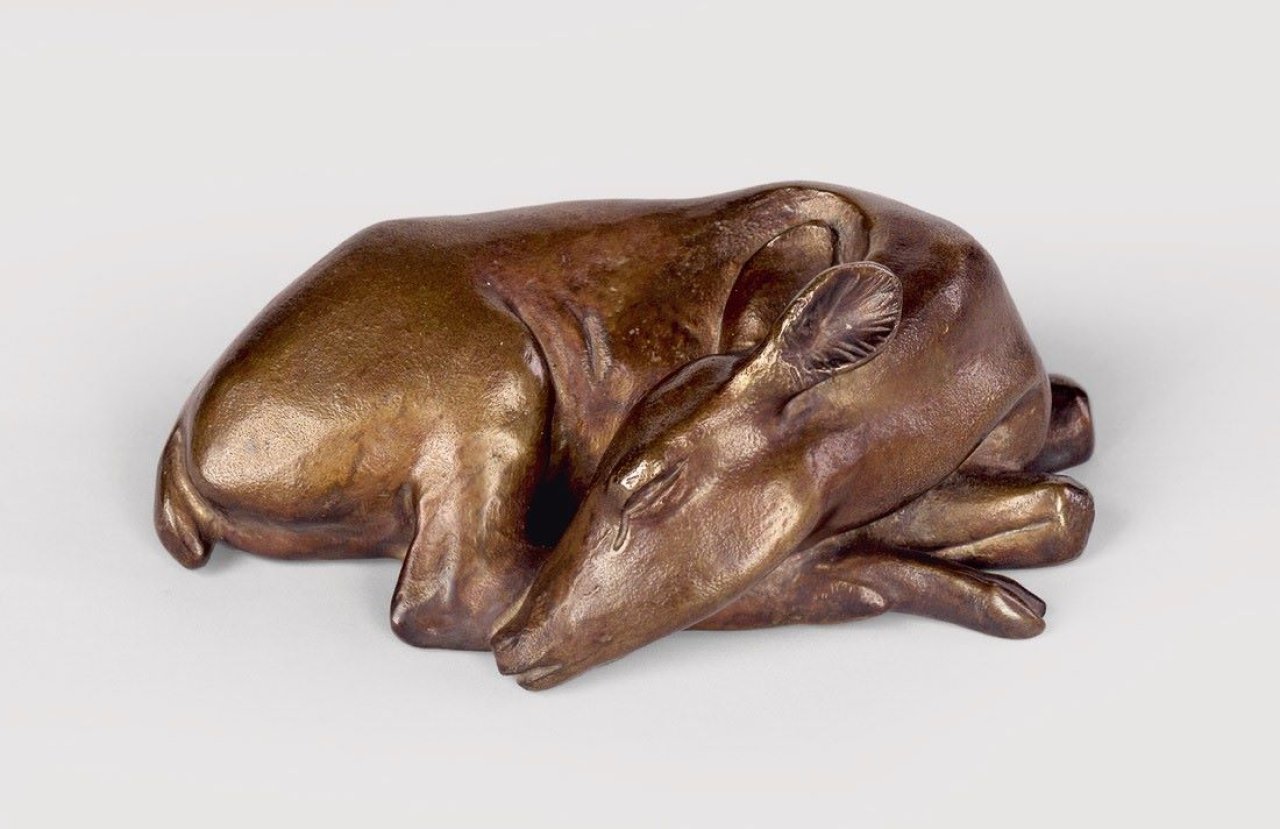 Auf diesem Bild ist das folgende Kunstwerk zu sehen: Renée Sintenis. „Schlafendes Reh“. 1931.