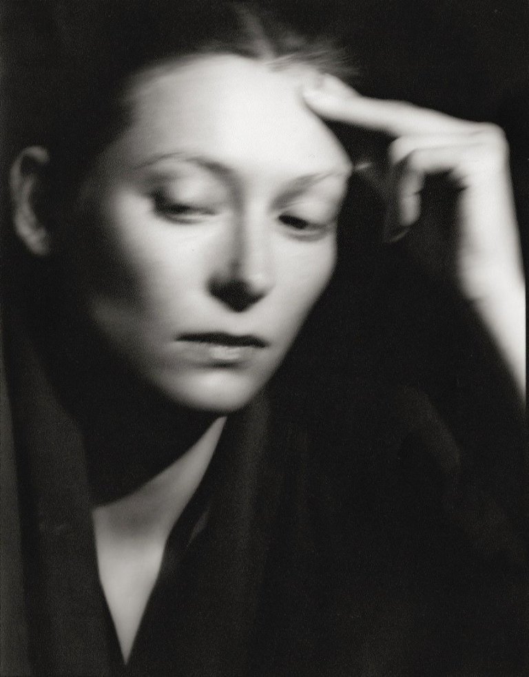 Auf diesem Bild ist das folgende Kunstwerk zu sehen:  Anonym. Tilda Swinton. Um 1990.