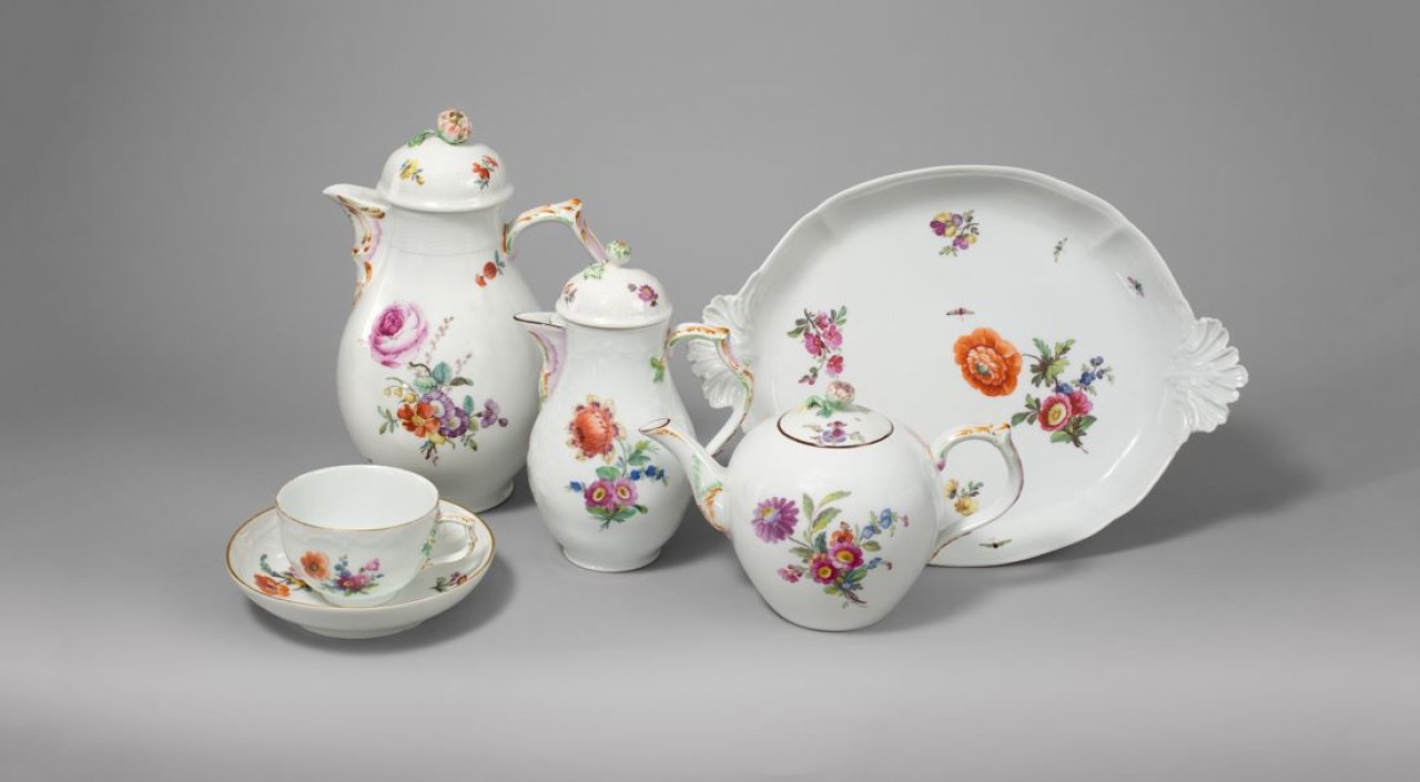 Auf diesem Bild ist das folgende Kunstwerk zu sehen:  KPM Königliche Porzellan-Manufaktur Berlin. Déjeunier aus verschiedenen Teilen mit farbiger Blumenmalerei. Um 1780/1800.
