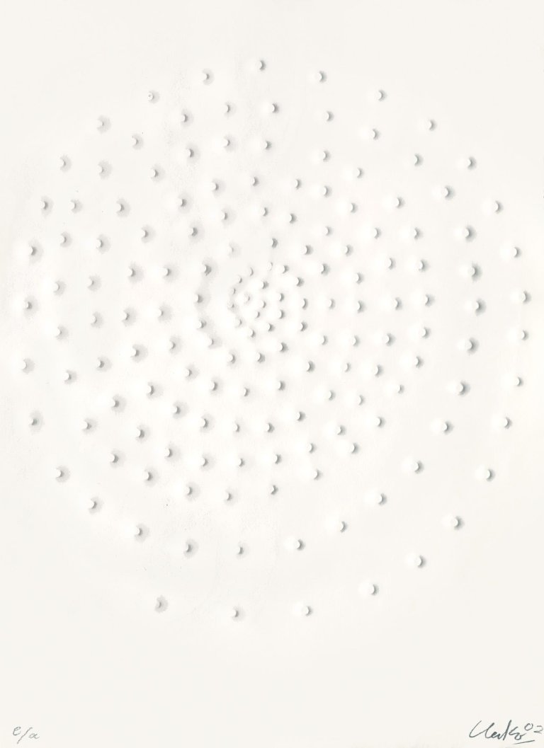 Auf diesem Bild ist das folgende Kunstwerk zu sehen: Günther Uecker. Ohne Titel. 2002.