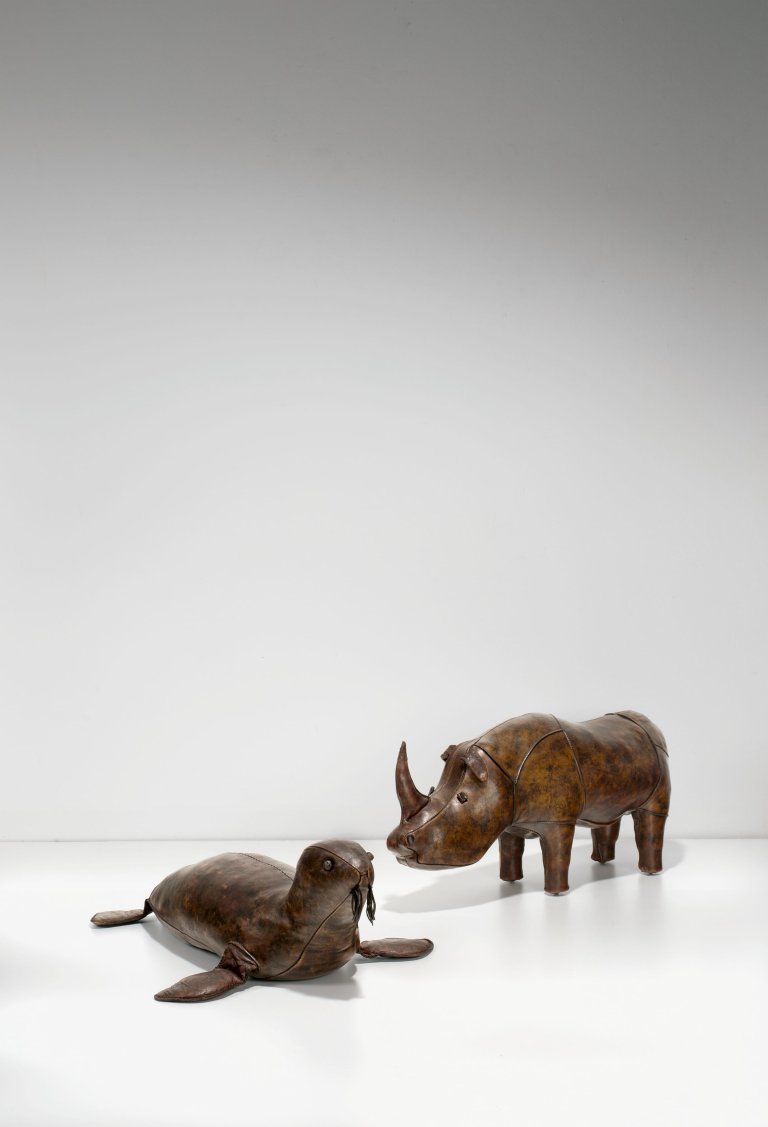 Auf diesem Bild ist das folgende Kunstwerk zu sehen: Dimitri Omersa. Fußhocker: „Big Rhinoceros“ und „Seal“. 1970er-Jahre.