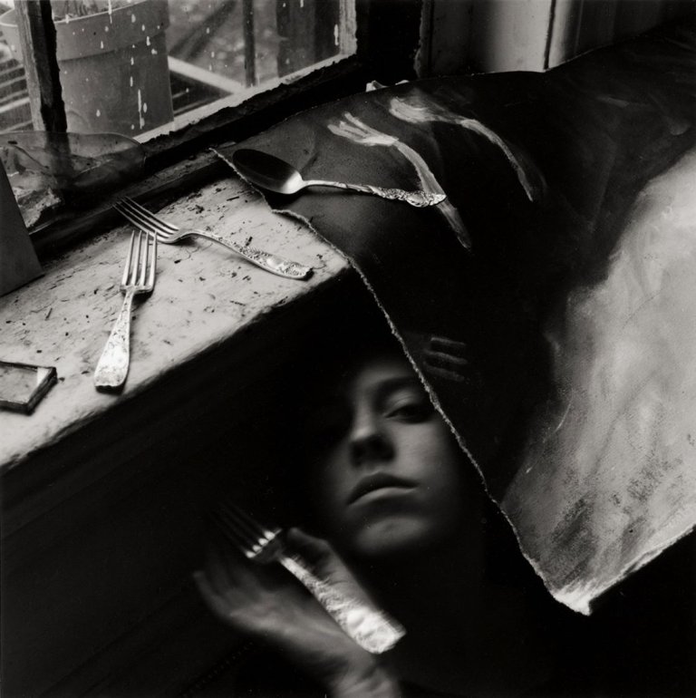 Auf diesem Bild ist das folgende Kunstwerk zu sehen: Francesca Woodman. It must be time for lunch now, New York. 1979.