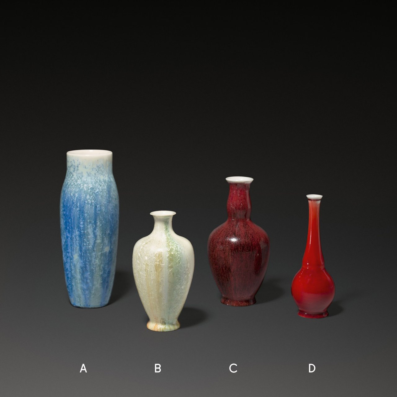 Auf diesem Bild ist das folgende Kunstwerk zu sehen:  KPM Königliche Porzellan-Manufaktur Berlin. Vase mit blauer Kristallglasur. Um 1900.