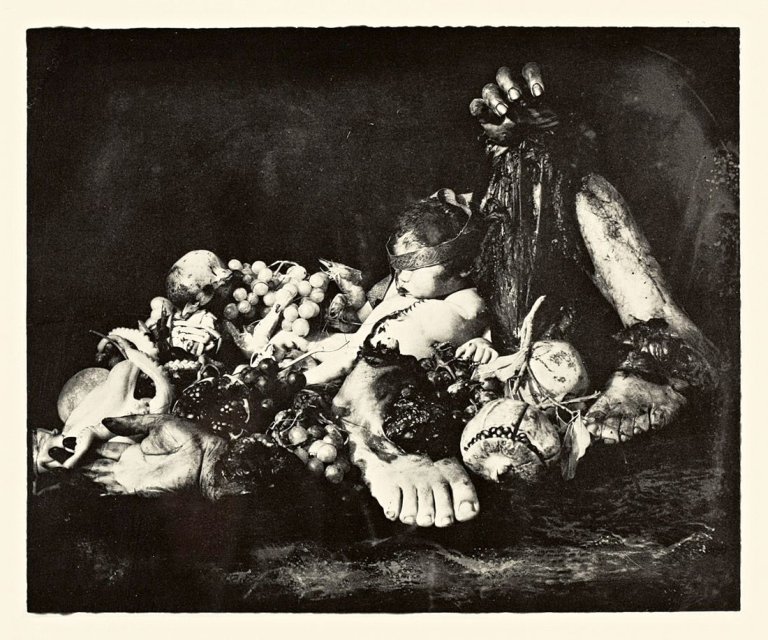 Auf diesem Bild ist das folgende Kunstwerk zu sehen: Joel-Peter Witkin. „Feast of Fools“. 1990.