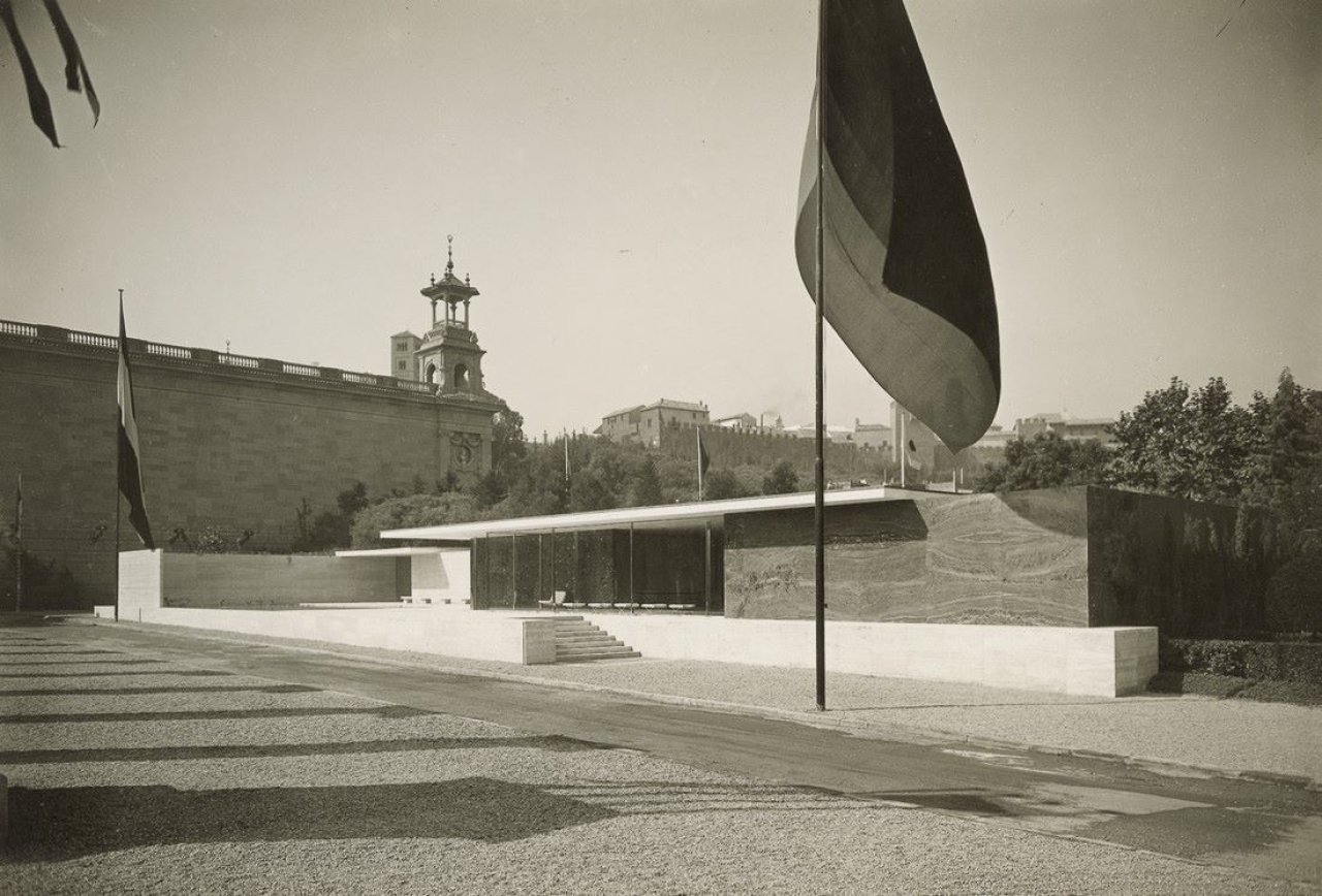 Catalog image of BARCELONA PAVILLON, FRONTSEITE VON NORDOST GESEHEN. 1929
