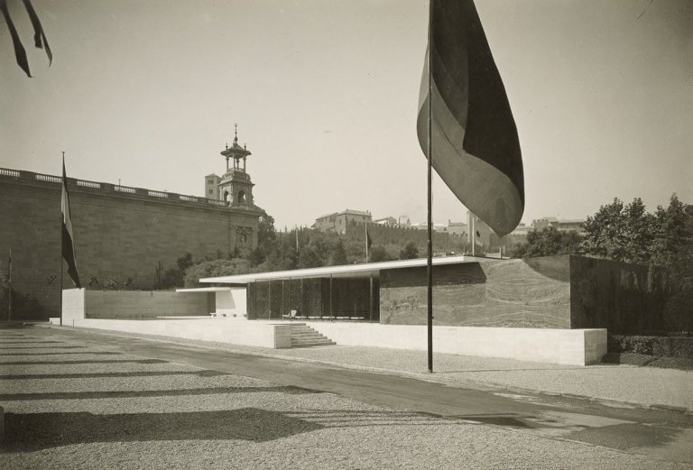 Auf diesem Bild ist das folgende Kunstwerk zu sehen:  Berliner Bild-Bericht. BARCELONA PAVILLON, FRONTSEITE VON NORDOST GESEHEN. 1929.