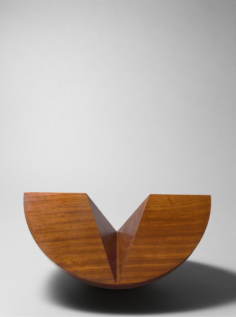 Auf diesem Bild ist das folgende Kunstwerk zu sehen: Max Bill. Zwilling als Viertelkugel. 1968.