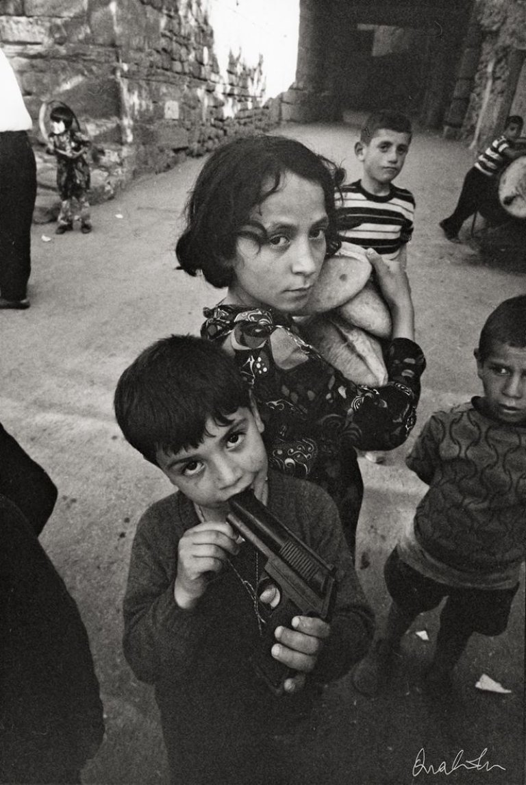 Auf diesem Bild ist das folgende Kunstwerk zu sehen: Ara Güler. Spielende Kinder in Ankara Kaleici. 1970.