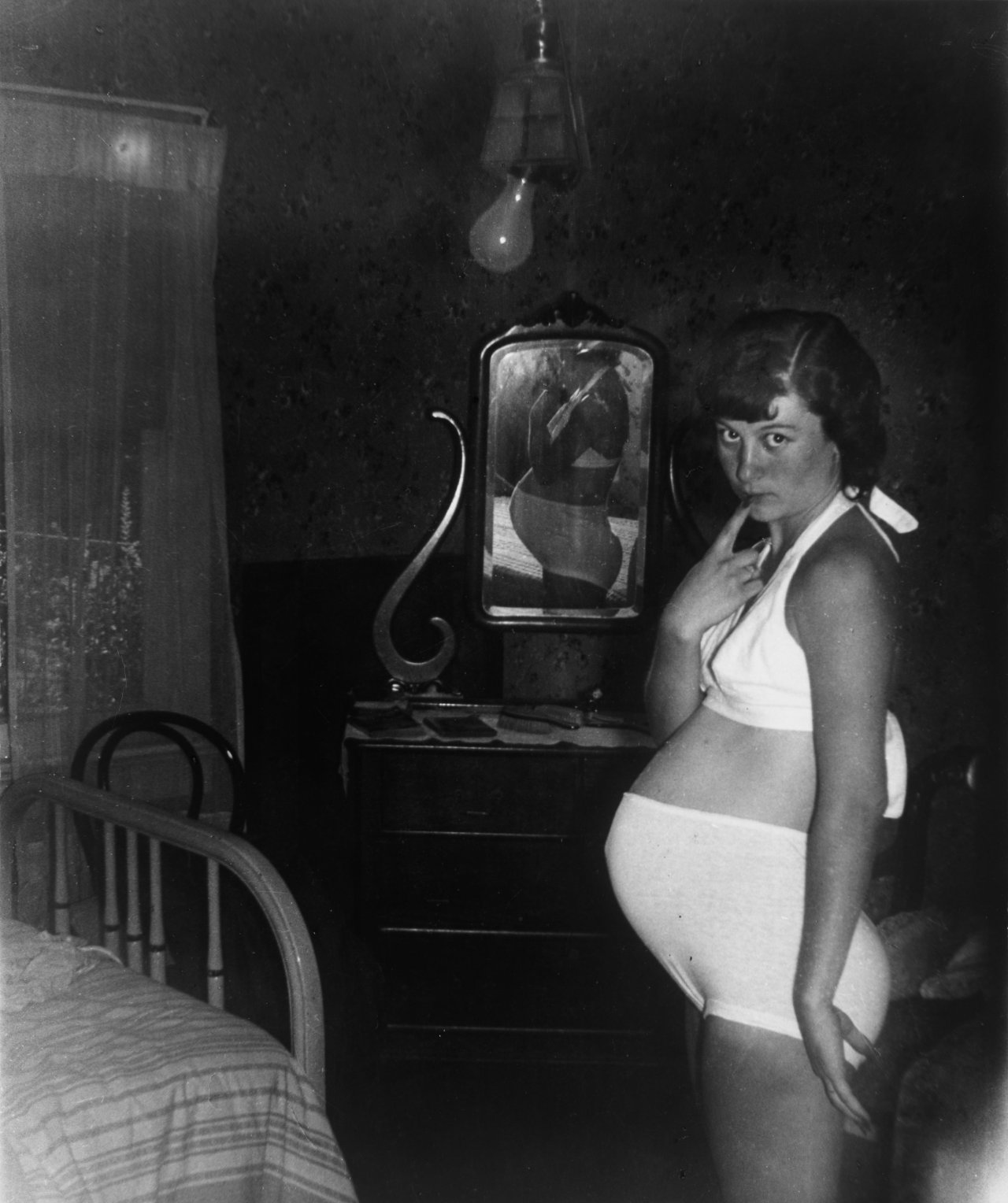 Auf diesem Bild ist das folgende Kunstwerk zu sehen:  Weegee (d.i. Fellig, Arthur H.). Lucinda. Um 1945.