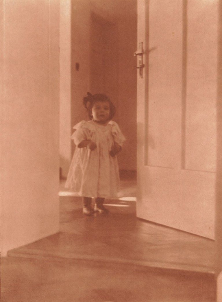 Auf diesem Bild ist das folgende Kunstwerk zu sehen: Heinrich Kühn. Lotte Kühn. 1906.