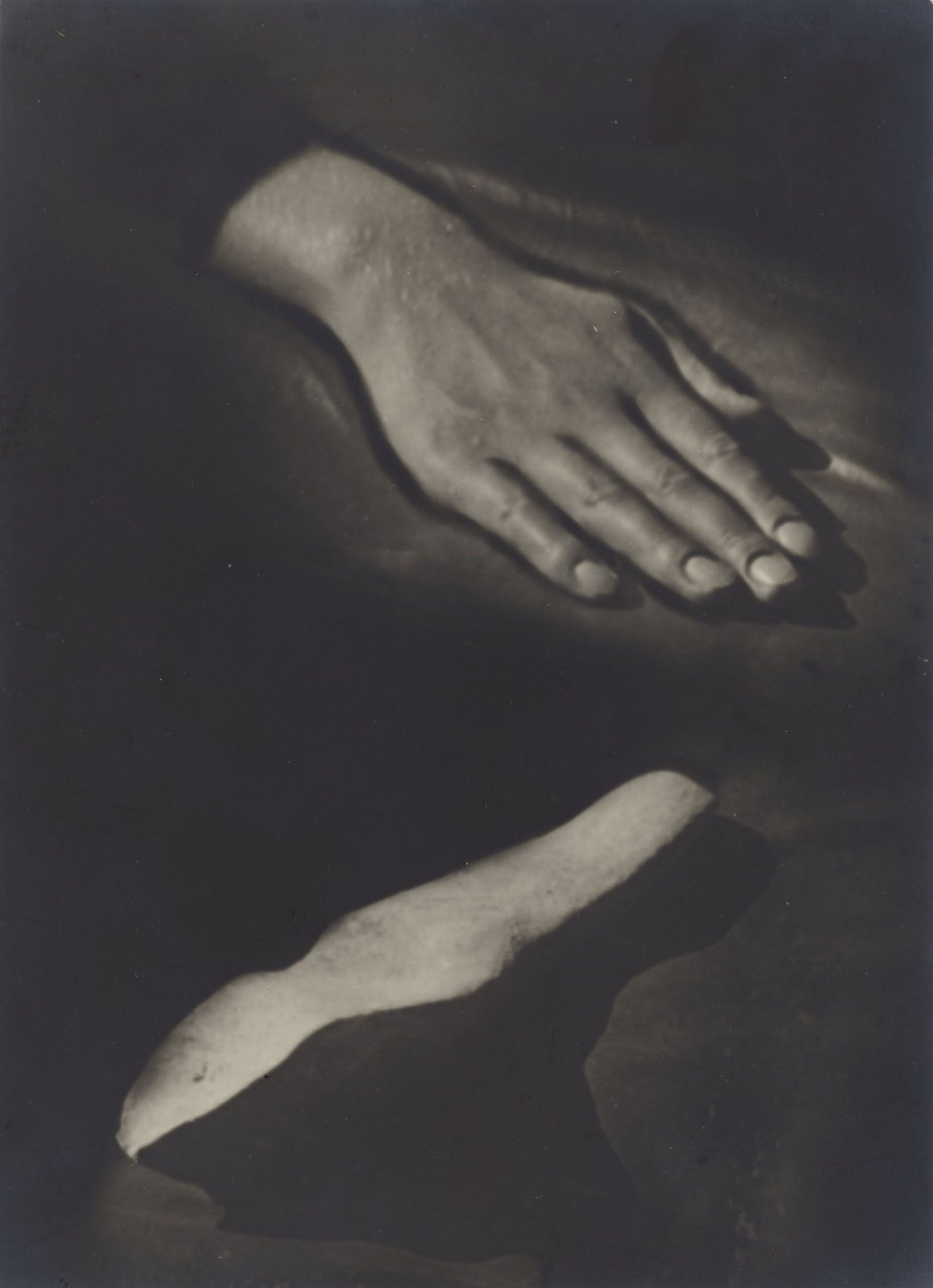 Auf diesem Bild ist das folgende Kunstwerk zu sehen: Raoul Ubac. „Main et Pierre“. 1932.