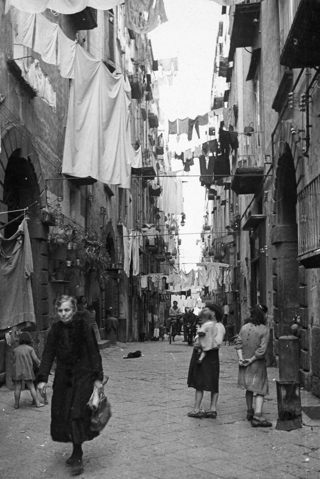 Auf diesem Bild ist das folgende Kunstwerk zu sehen: Alfred Eisenstaedt. Naples Street Scene. Vermutlich 1940er–Jahre.