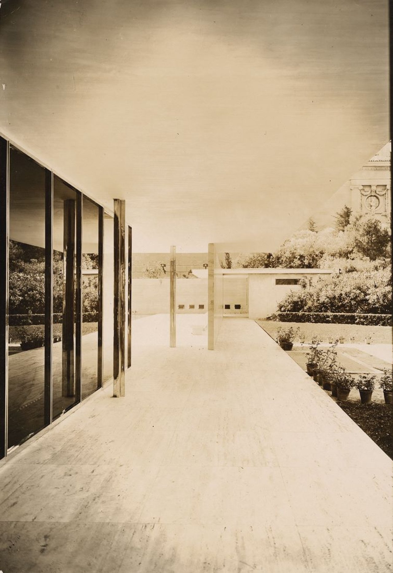 This picture shows the following artwork: Ludwig Mies van der Rohe. Barcelona Pavillon, Blick vom Hinterausgang zum Bürotrakt. 1929.