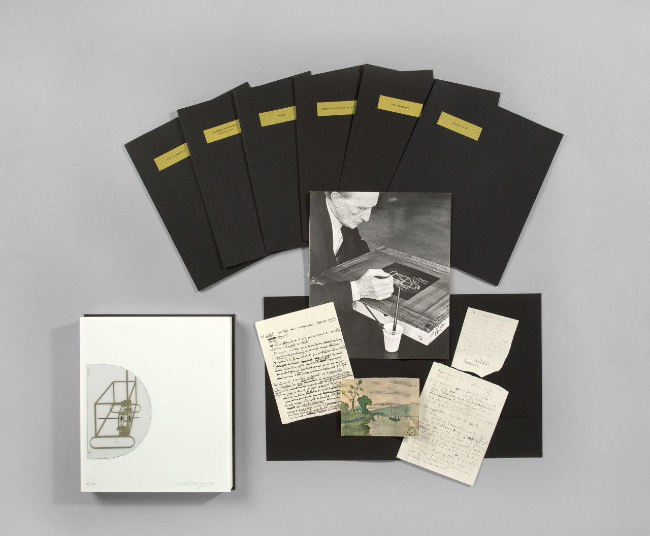 Auf diesem Bild ist das folgende Kunstwerk zu sehen: Marcel Duchamp. „Cover for ,À l‘infinitif‘ (The White Box)“. 1967.