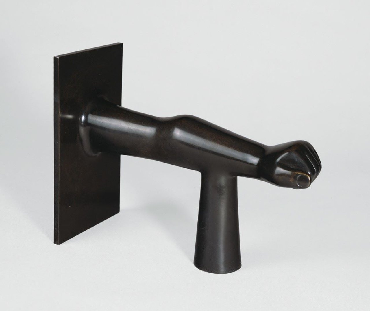 Auf diesem Bild ist das folgende Kunstwerk zu sehen: Kenneth Armitage. „Arm (small model)“. 1967/68.