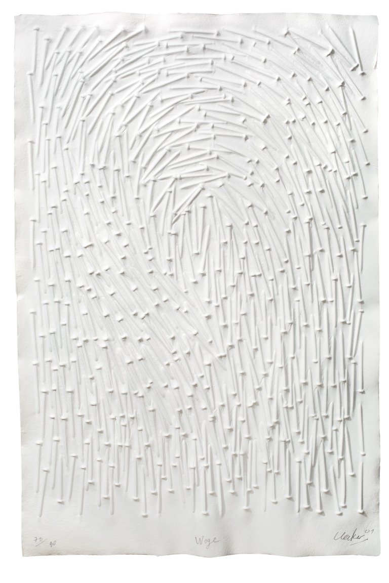 Auf diesem Bild ist das folgende Kunstwerk zu sehen: Günther Uecker. „Woge“. 2001.