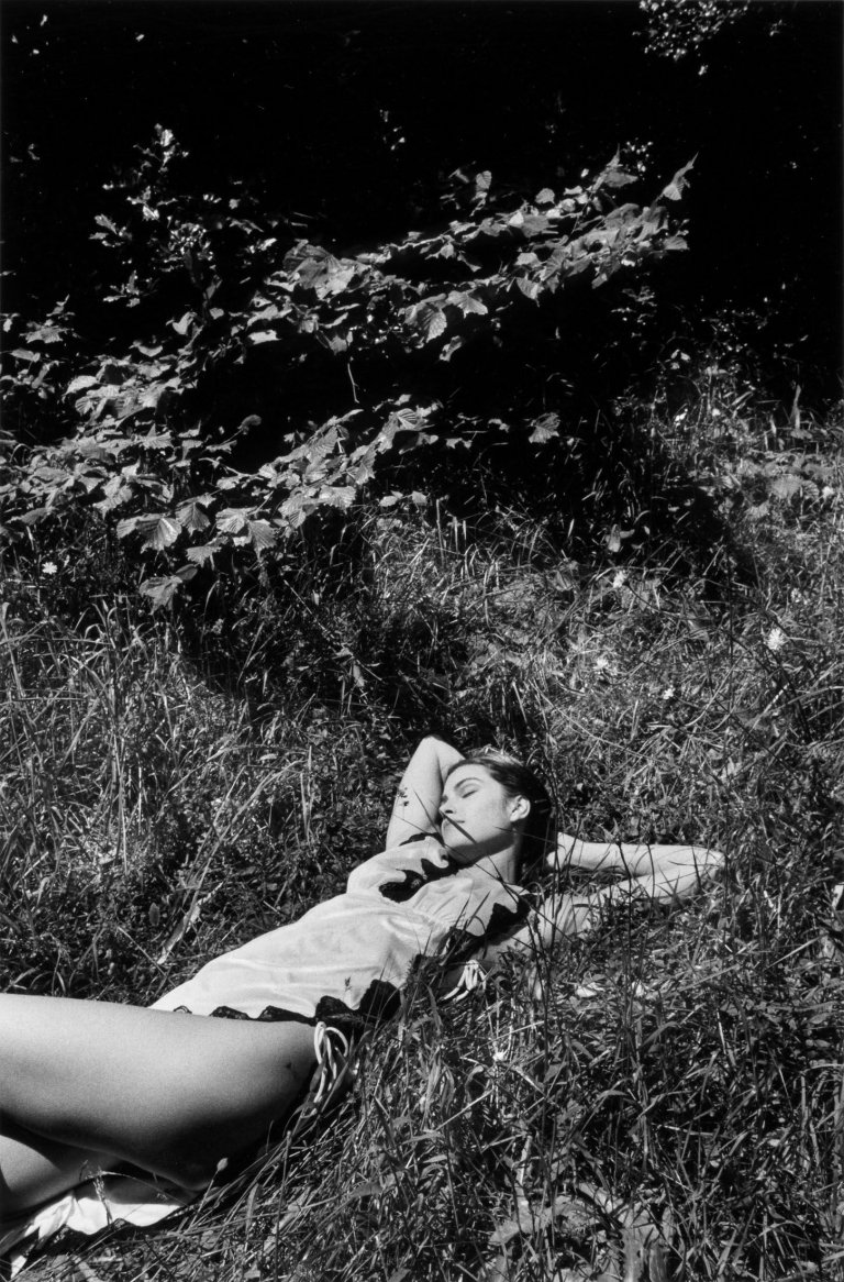 Auf diesem Bild ist das folgende Kunstwerk zu sehen: Jeanloup Sieff. Woman sunning herself in grass. 1983.