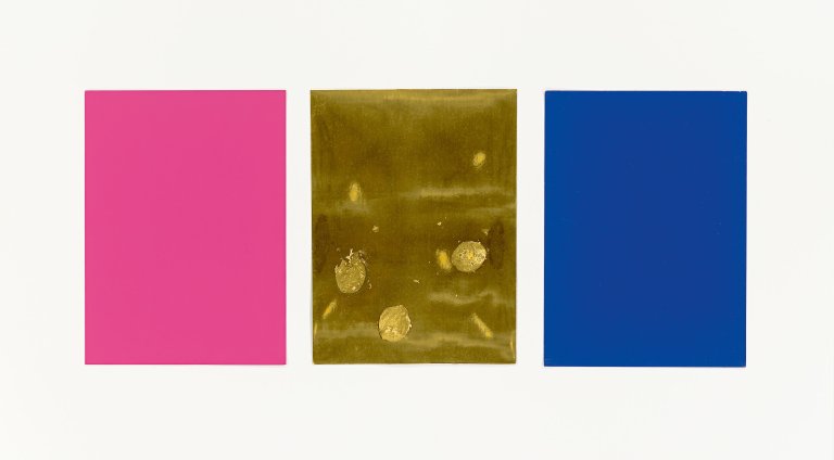 Auf diesem Bild ist das folgende Kunstwerk zu sehen: Yves Klein. „Monochrome und Feuer“ (Triptychon). 1961.