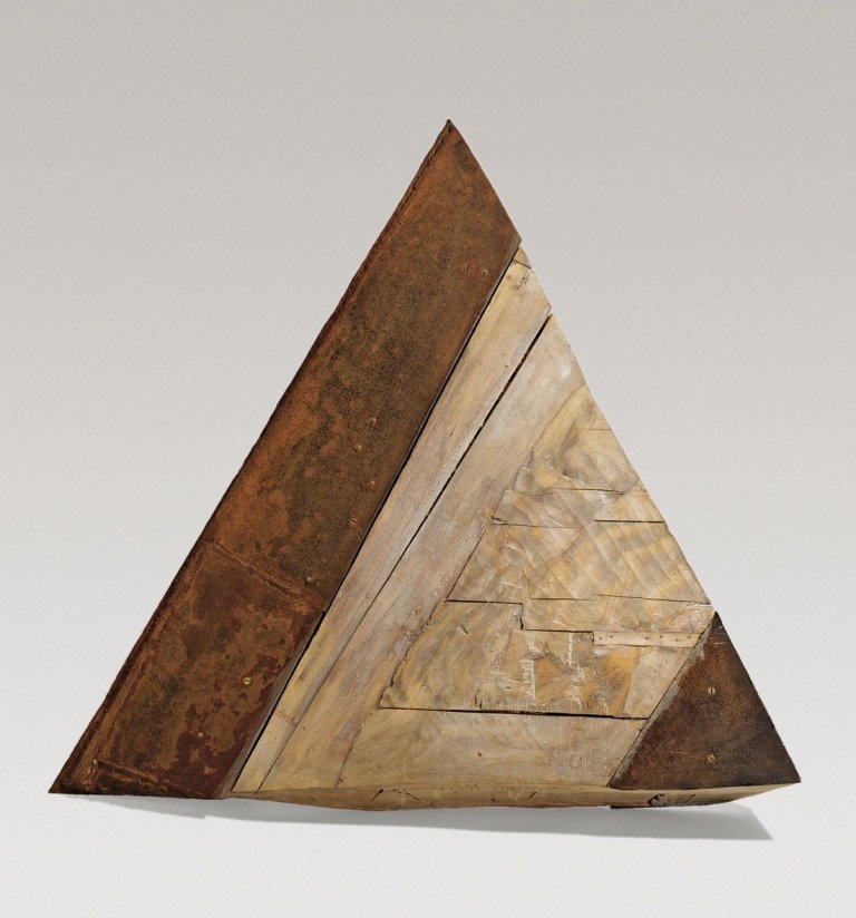 Auf diesem Bild ist das folgende Kunstwerk zu sehen: Franz Bernhard. „Wanddreieck“. 1991.