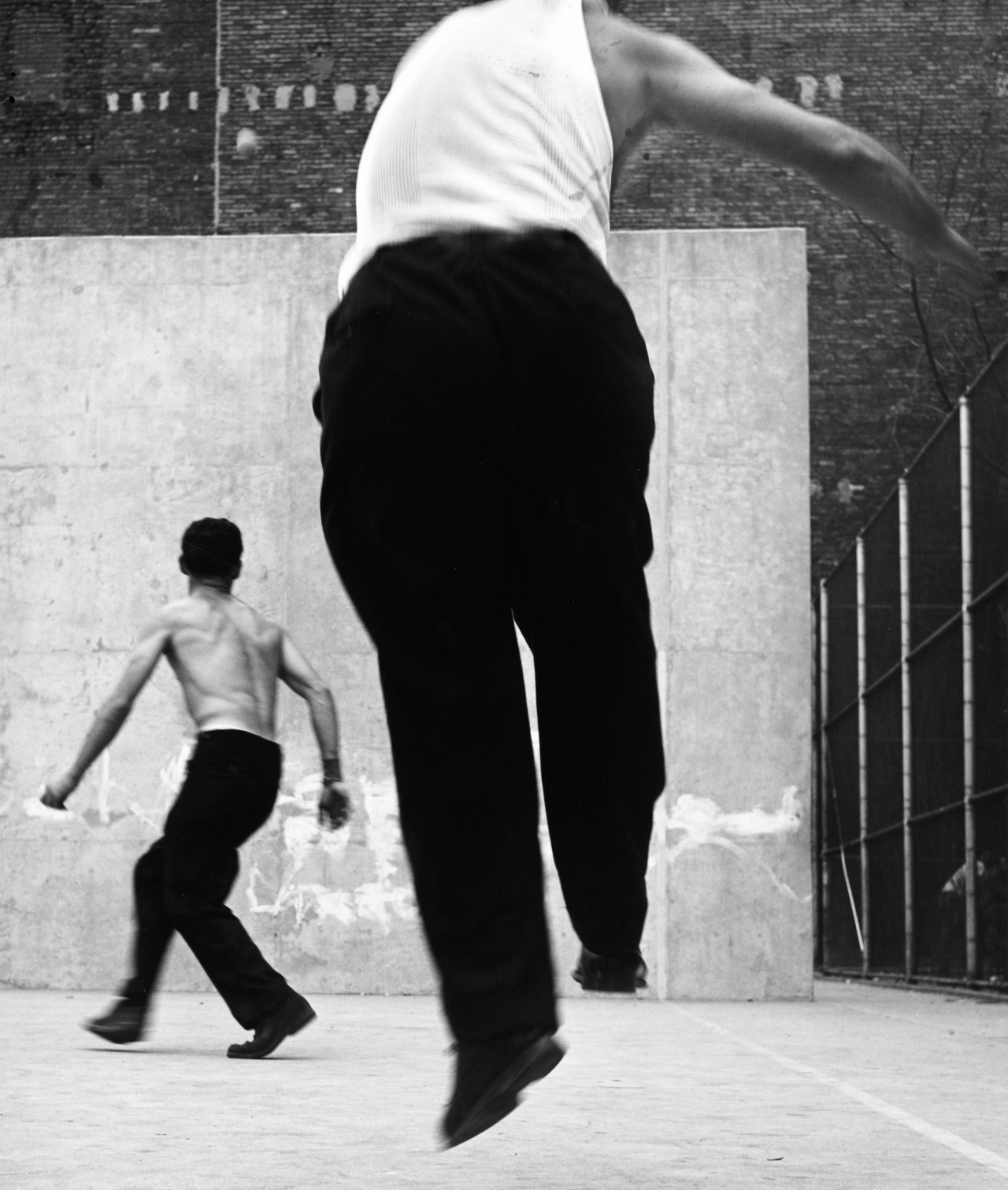 Auf diesem Bild ist das folgende Kunstwerk zu sehen: Leon Levinstein. Houston Street, New York. Um 1969.