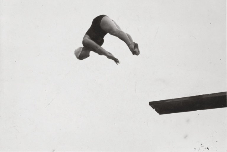Auf diesem Bild ist das folgende Kunstwerk zu sehen:  Anonym. Ohne Titel (Turmspringerin). Um 1930.
