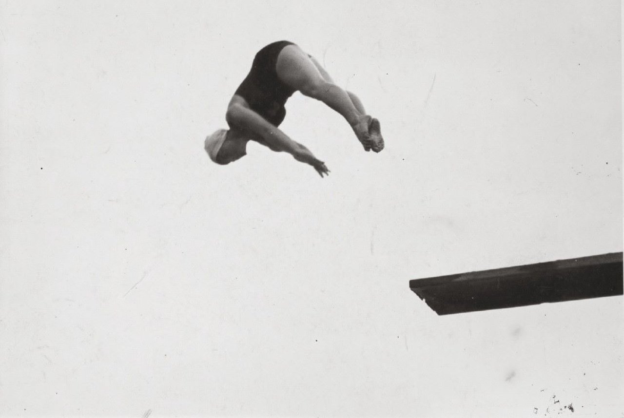 Auf diesem Bild ist das folgende Kunstwerk zu sehen:  Anonym. Ohne Titel (Turmspringerin). Um 1930.