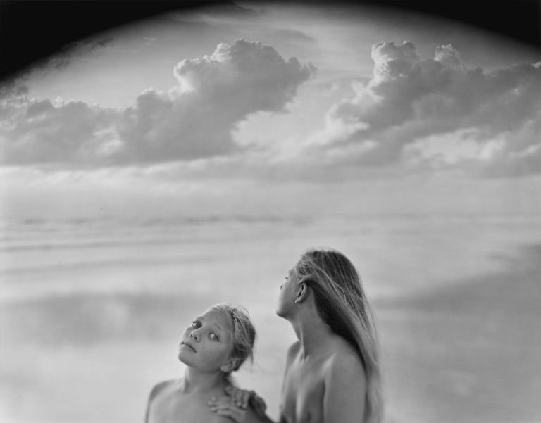 Auf diesem Bild ist das folgende Kunstwerk zu sehen: Jock Sturges. „Megan Tara et Maeva, Montalivet, France“. 2006.