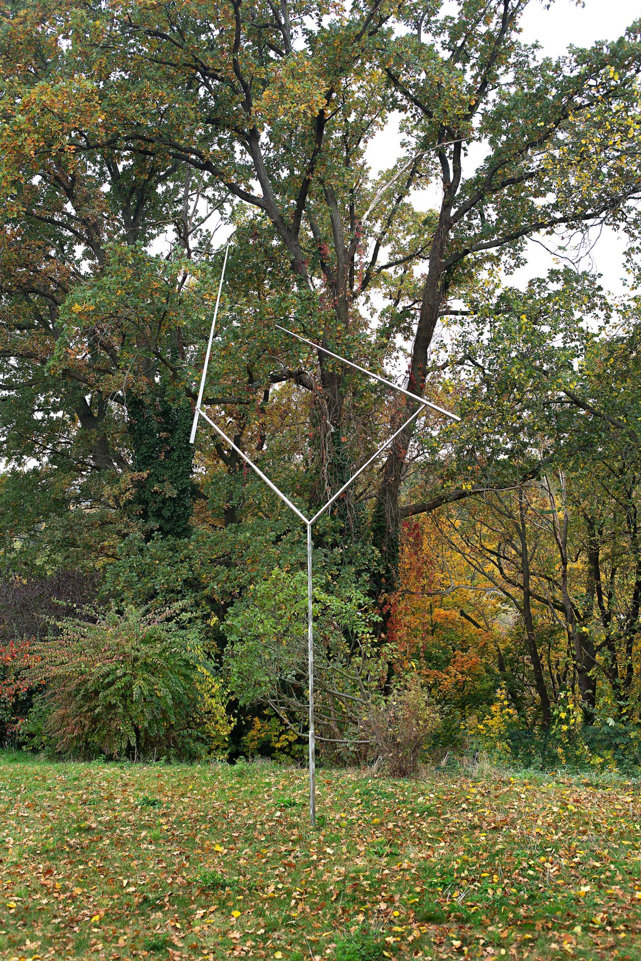 Auf diesem Bild ist das folgende Kunstwerk zu sehen: George Rickey. „Two Lines Up Oblique“. 1977.