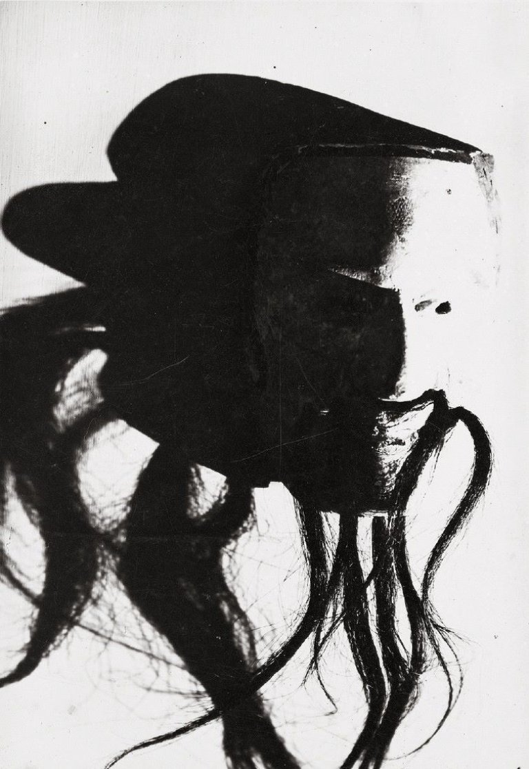 Auf diesem Bild ist das folgende Kunstwerk zu sehen: Werner Rohde. Ohne Titel (Maske mit Schatten). Um 1930.