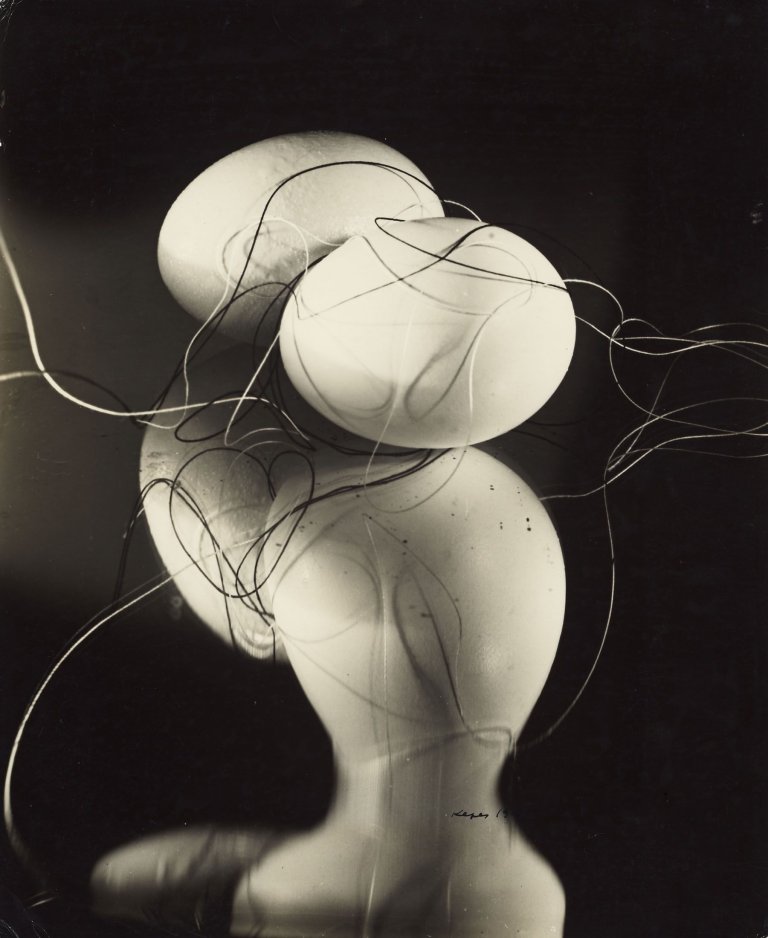 Auf diesem Bild ist das folgende Kunstwerk zu sehen: György Kepes. „two eggs on a convex mirror / black & white threads added“. 1942–1943.