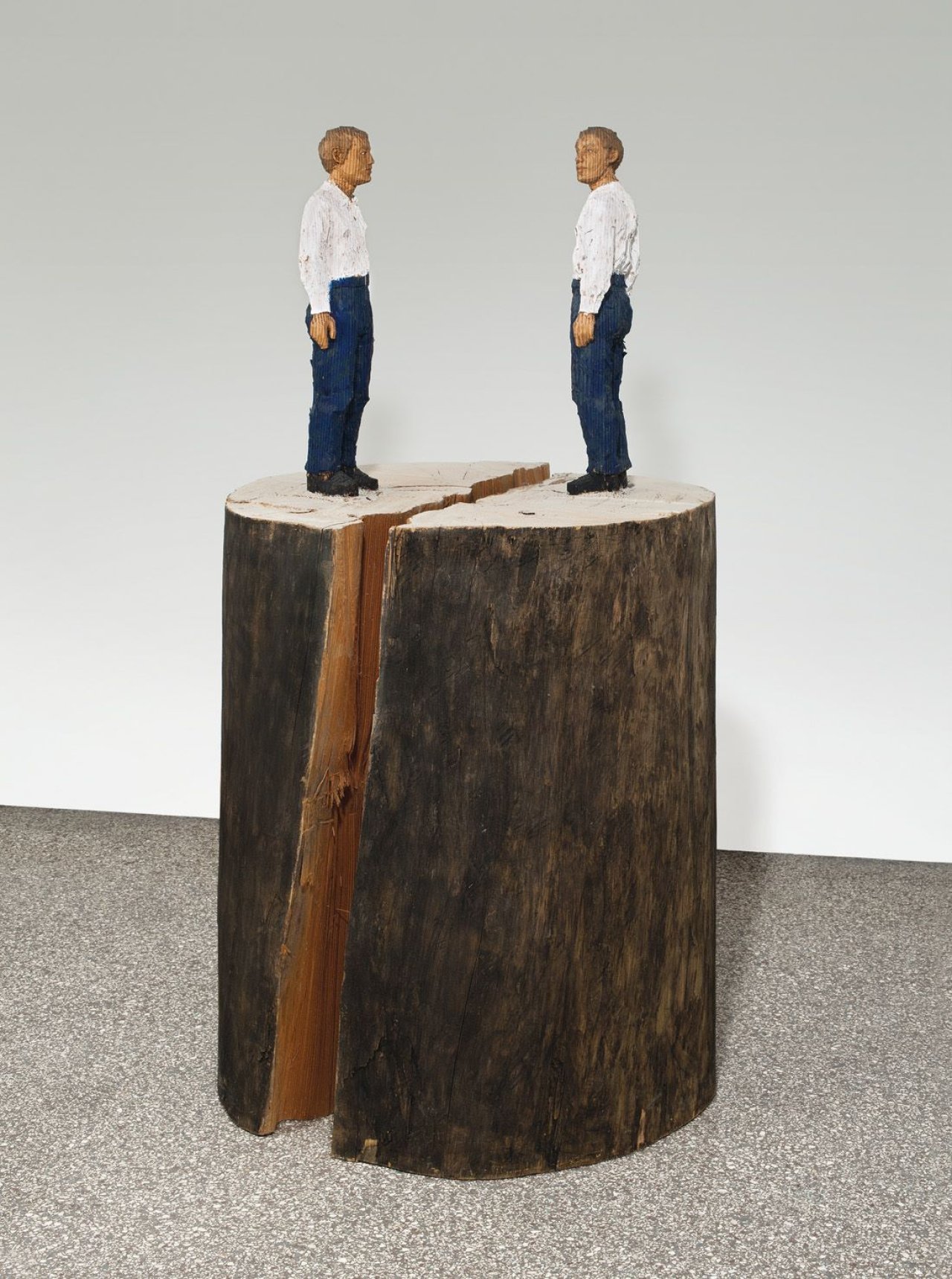 Auf diesem Bild ist das folgende Kunstwerk zu sehen: Stephan Balkenhol. Doppelter Mann in Jeans. 2003.