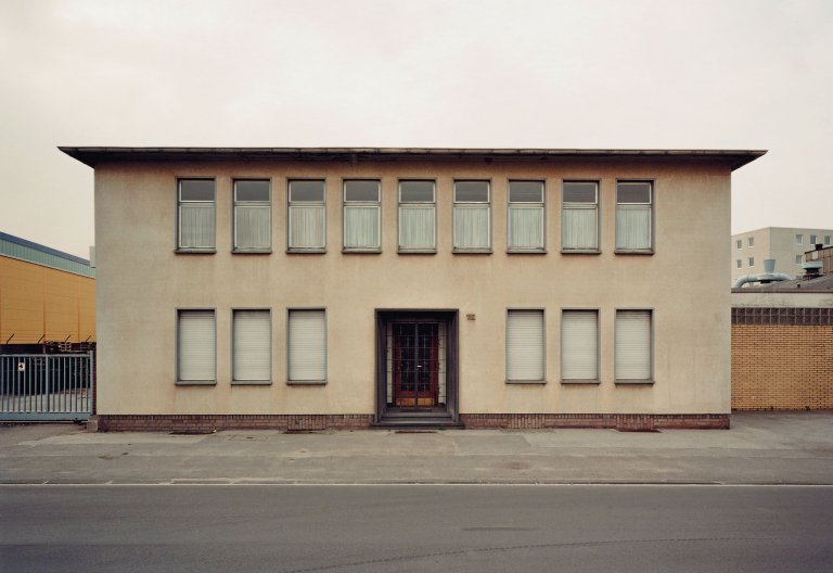 Auf diesem Bild ist das folgende Kunstwerk zu sehen: Thomas Ruff. Haus Nr. 12 III a. 1989.