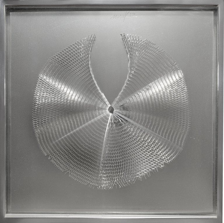 Auf diesem Bild ist das folgende Kunstwerk zu sehen: Heinz Mack. „Flügelobjekt“. 1972.