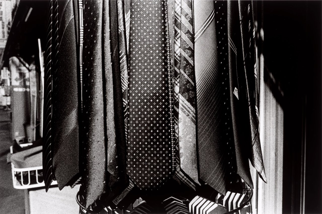 Auf diesem Bild ist das folgende Kunstwerk zu sehen: Daidō Moriyama. Neckties. 1982.